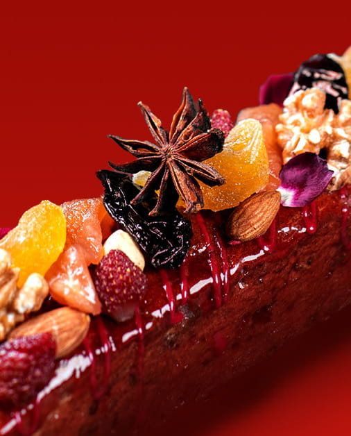 Grand Rouge 85th 果実と木の実の赤いケーキの写真